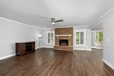 Living - 1004 Heather Ln, Sumter, SC 29154 photo 5 of 6