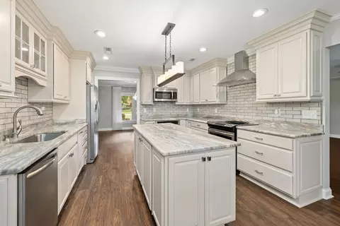 Kitchen - 1004 Heather Ln, Sumter, SC 29154 photo 6 of 9