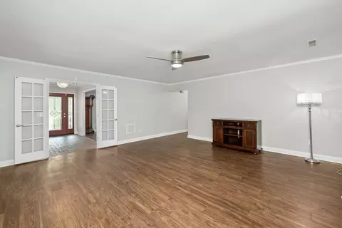 Living - 1004 Heather Ln, Sumter, SC 29154 photo 3 of 6