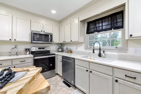 Kitchen - 2 Robbins Ave, Sumter, SC 29150 photo 3 of 4