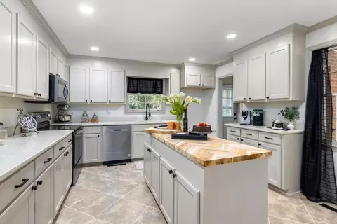 Kitchen - 2 Robbins Ave, Sumter, SC 29150 photo 2 of 4