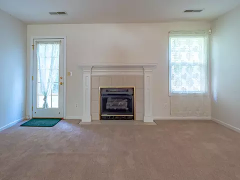 Living - 70 Pinnacle Ct, Sumter, SC 29154 photo 3 of 5