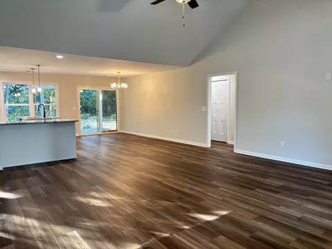 Living - 3125 Foxcroft Cir, Sumter, SC 29154 photo 1 of 2