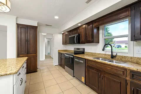 Kitchen - 2202 Gingko Dr, Sumter, SC 29150 photo 3 of 5