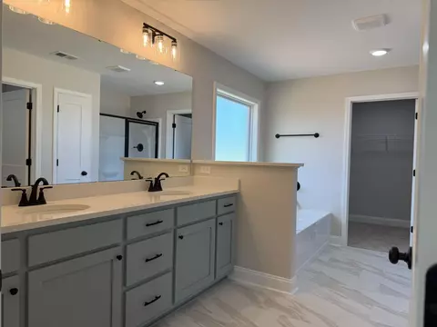 Bath - 1230 Freeport Dr, Sumter, SC 29154 photo 2 of 8