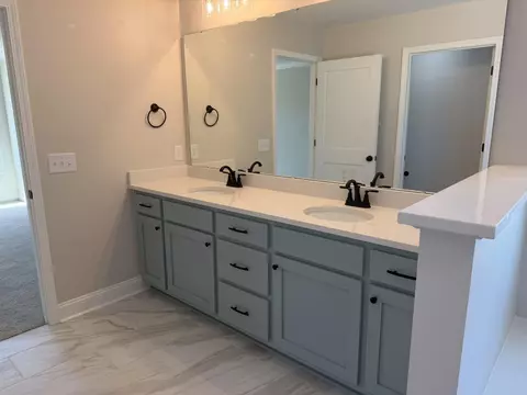 Bath - 1230 Freeport Dr, Sumter, SC 29154 photo 6 of 8