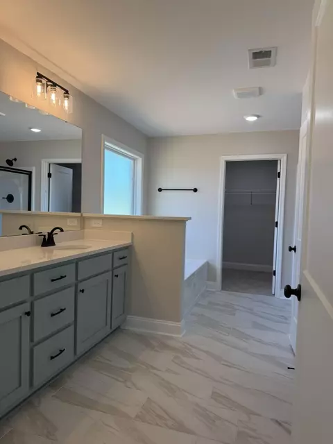 Bath - 1230 Freeport Dr, Sumter, SC 29154 photo 3 of 8