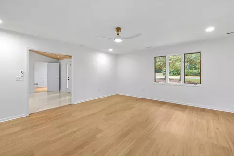 Living - 960 Heather Ln, Sumter, SC 29154 photo 4 of 5
