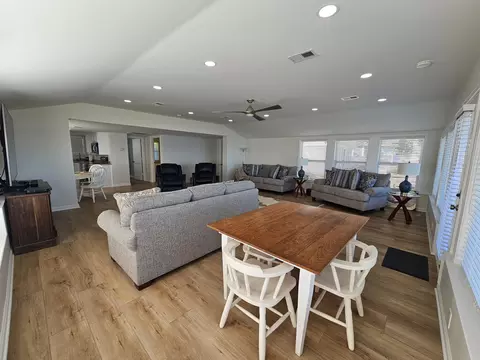 Living - 793 Stumphole Rd, Elloree, SC 29047 photo 4 of 6