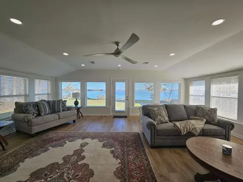 Living - 793 Stumphole Rd, Elloree, SC 29047 photo 3 of 6