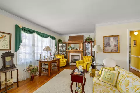 Living - 302 Stuckey St, Sumter, SC 29150 photo 1 of 5