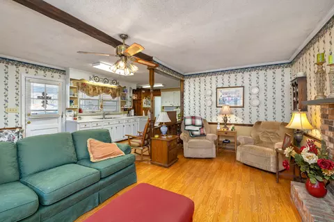 Living - 302 Stuckey St, Sumter, SC 29150 photo 3 of 5