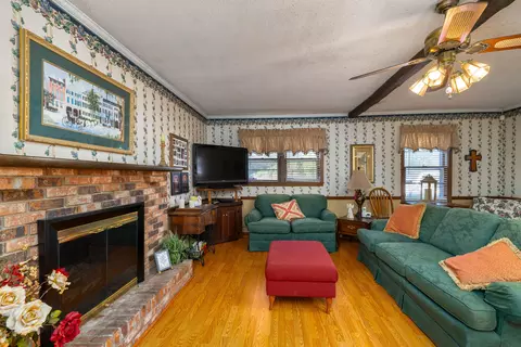 Living - 302 Stuckey St, Sumter, SC 29150 photo 5 of 5