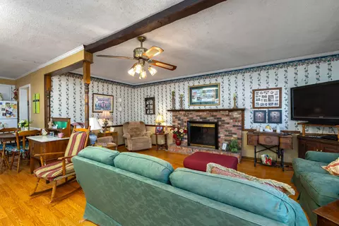 Living - 302 Stuckey St, Sumter, SC 29150 photo 4 of 5
