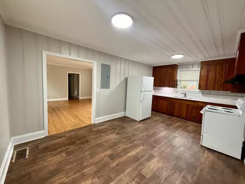 Kitchen - 6 Thomas Dr, Sumter, SC 29150 photo 2 of 7