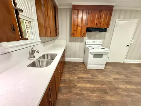Kitchen - 6 Thomas Dr, Sumter, SC 29150 photo 6 of 7