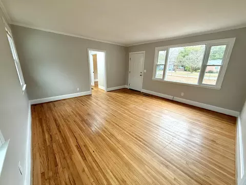 Living - 6 Thomas Dr, Sumter, SC 29150 photo 2 of 2