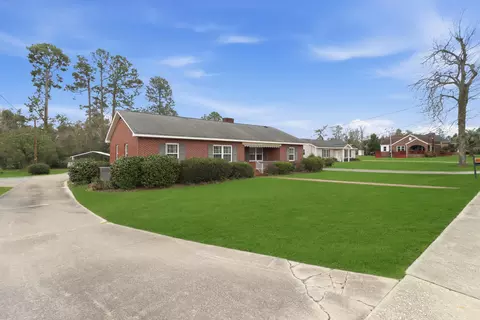 Exterior - 319 E Hampton St, Elloree, SC 29047 photo 1 of 5