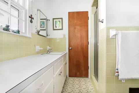 Bath - 319 E Hampton St, Elloree, SC 29047 photo 2 of 4