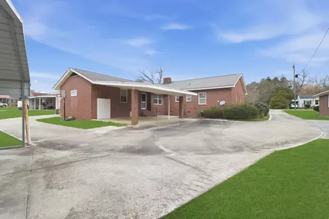 Exterior - 319 E Hampton St, Elloree, SC 29047 photo 4 of 5