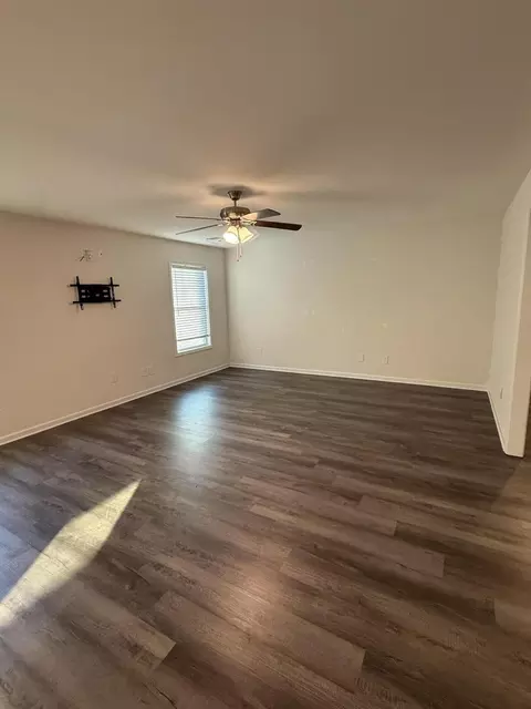 Living - 350 Chesapeake Dr, Sumter, SC 29154 photo 1 of 1