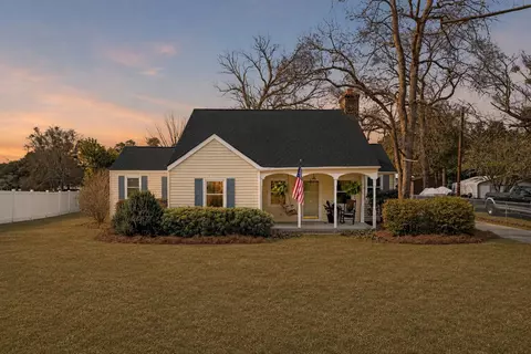 15 N Dukes St, Summerton, SC 29148