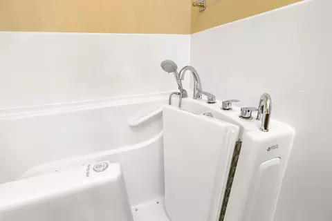 Bath - 485 Emerald Lake Dr, Sumter, SC 29153 photo 6 of 7