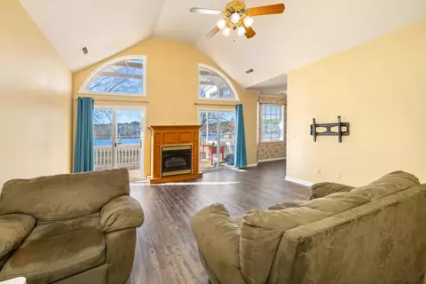 Living - 485 Emerald Lake Dr, Sumter, SC 29153 photo 2 of 7