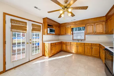 Kitchen - 485 Emerald Lake Dr, Sumter, SC 29153 photo 7 of 9