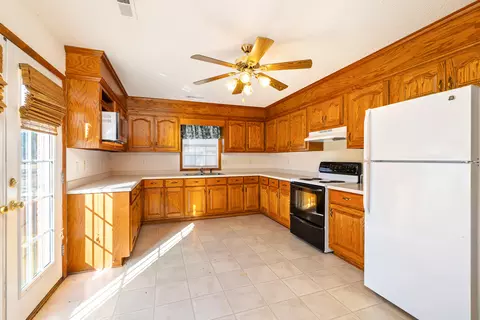 Kitchen - 485 Emerald Lake Dr, Sumter, SC 29153 photo 8 of 9
