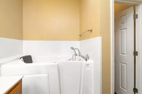 Bath - 485 Emerald Lake Dr, Sumter, SC 29153 photo 4 of 7