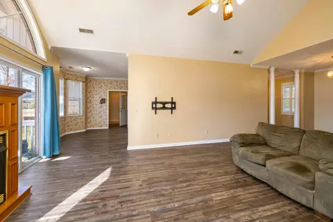 Living - 485 Emerald Lake Dr, Sumter, SC 29153 photo 4 of 7