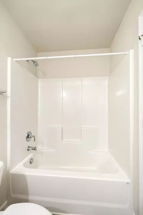 Bath - 1919 Barnhart Dr, Sumter, SC 29153 photo 2 of 6