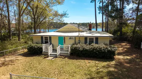 2112 Lake Shore Dr, Manning, SC 29102