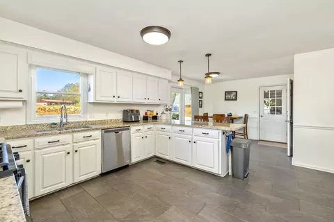 Kitchen - 40 Flagstick Ct, Sumter, SC 29154 photo 6 of 6