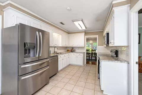 Kitchen - 59 Pathfinder Dr, Sumter, SC 29150 photo 3 of 4