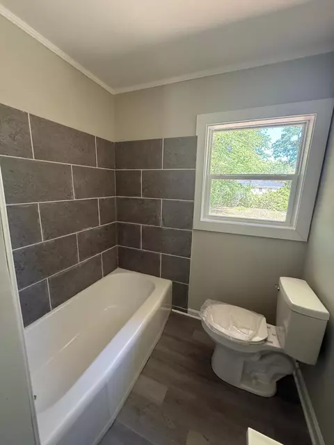 Bath - 311 Lee St, Sumter, SC 29150 photo 3 of 5