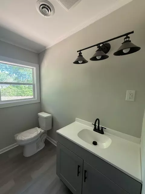 Bath - 311 Lee St, Sumter, SC 29150 photo 4 of 5