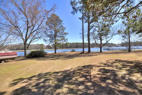 2222 Lakeshore Dr, Manning, SC 29102
