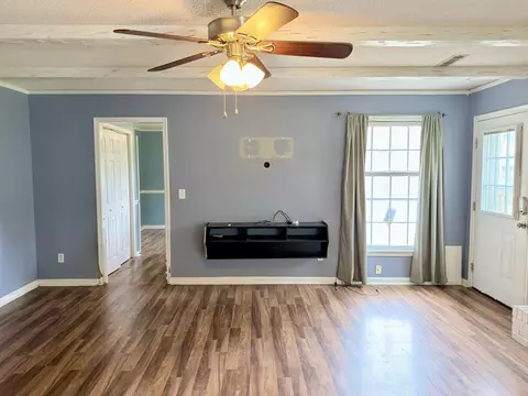 Living - 1240 Devonshire Dr, Sumter, SC 29154 photo 6 of 8