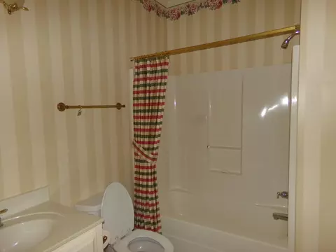 Bath - 755 E Glouchester Dr, Sumter, SC 29150 photo 4 of 4