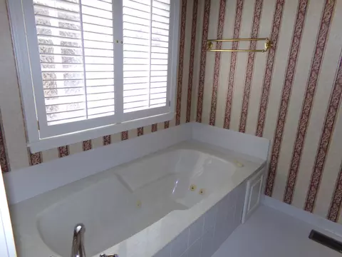 Bath - 755 E Glouchester Dr, Sumter, SC 29150 photo 2 of 4