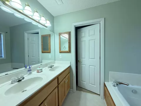 Bath - 1205 Malone Dr, Sumter, SC 29154 photo 2 of 5