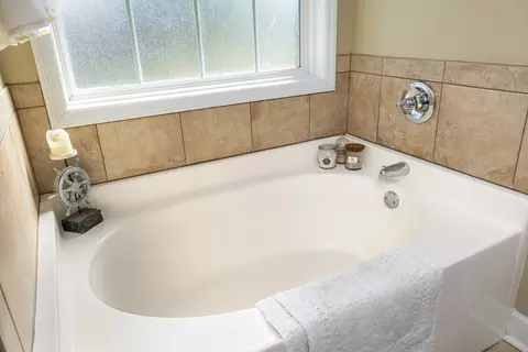Bath - 2874 Foxcroft Cir, Sumter, SC 29154 photo 4 of 7