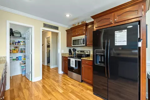 Kitchen - 2874 Foxcroft Cir, Sumter, SC 29154 photo 3 of 5
