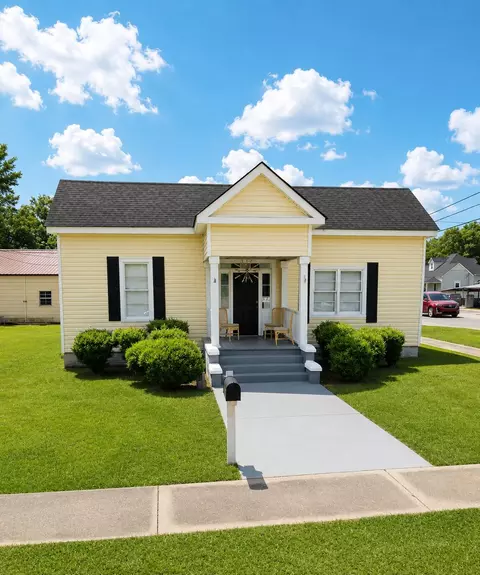 48 W Huggins St, Manning, SC 29102