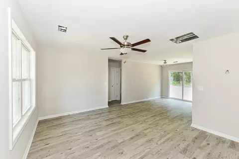 Living - 480 Lee St, Sumter, SC 29150 photo 1 of 2