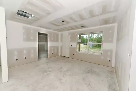 Living - 480 Lee St, Sumter, SC 29150 photo 2 of 3
