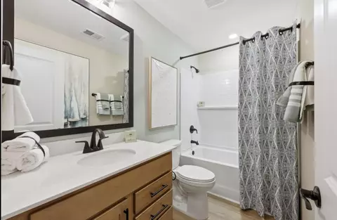 Bath - 2147 Currituck Dr, Sumter, SC 29153 photo 1 of 3