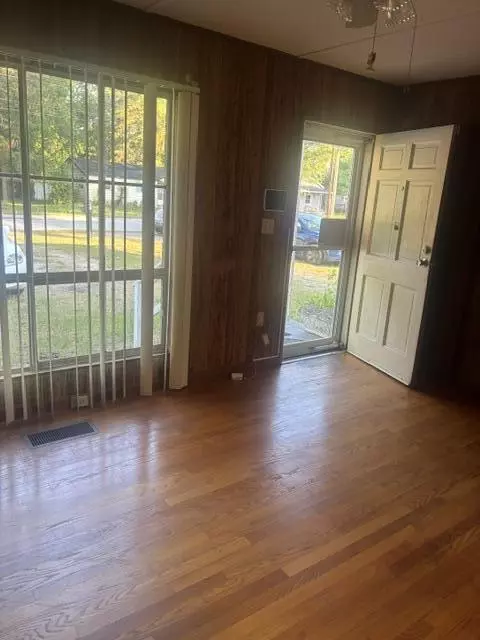 Living - 1009 Porter St, Sumter, SC 29153 photo 1 of 1